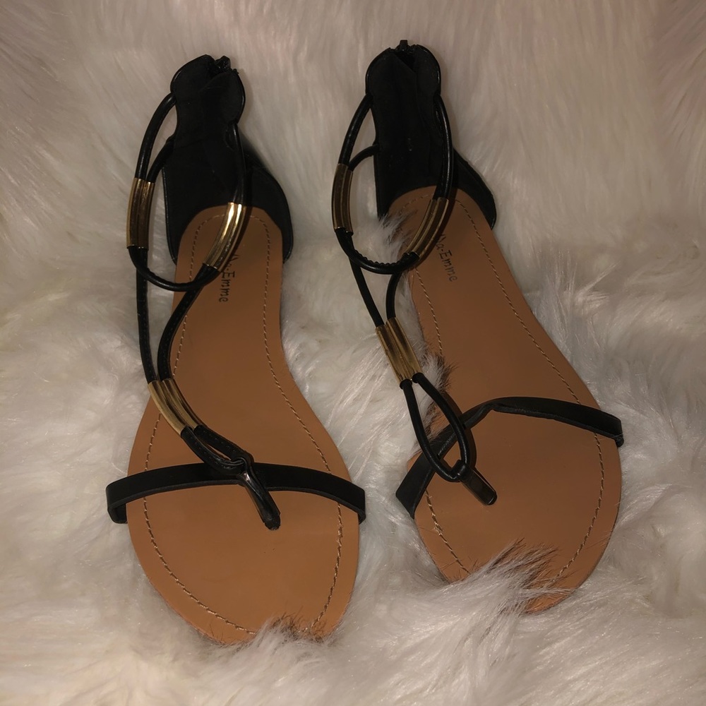 Black stap sandals
